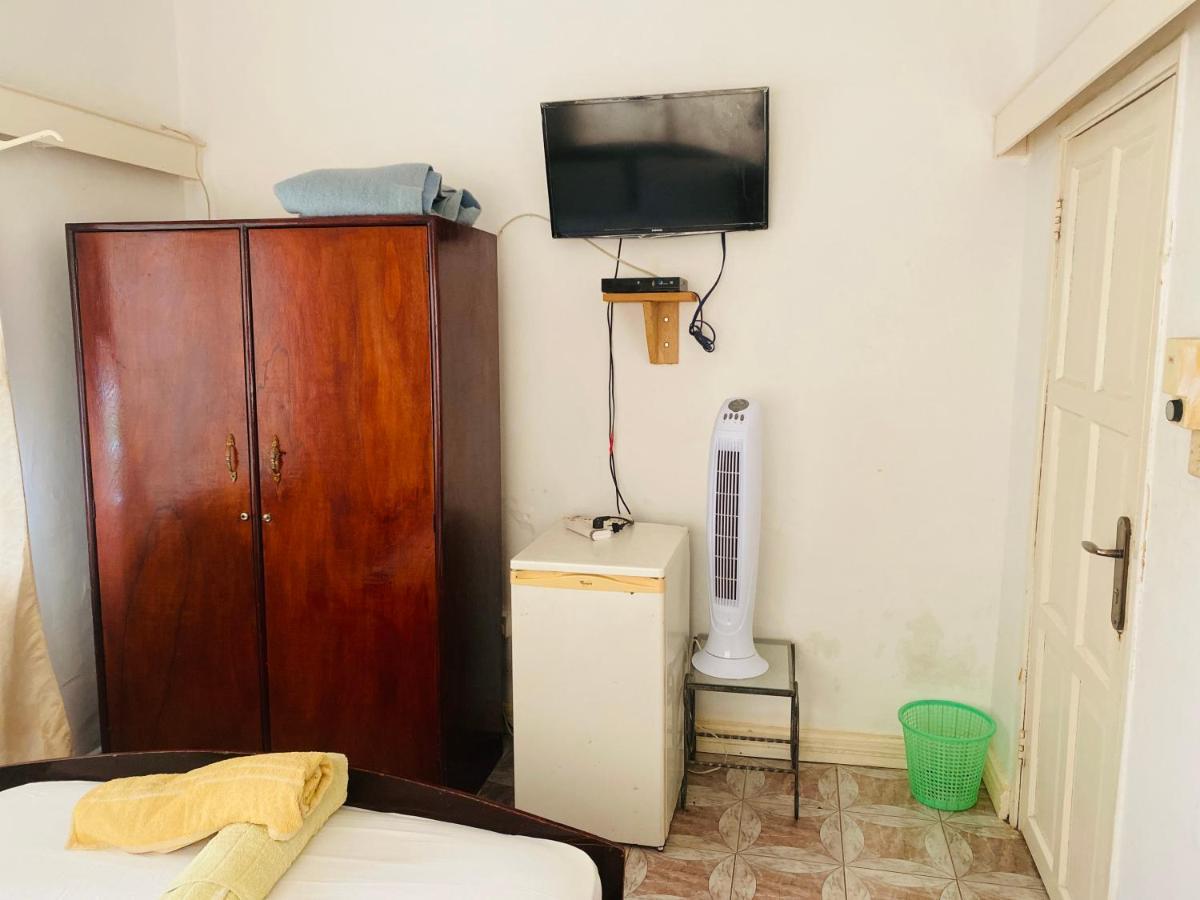One World Village Guesthouse Bakau Bagian luar foto