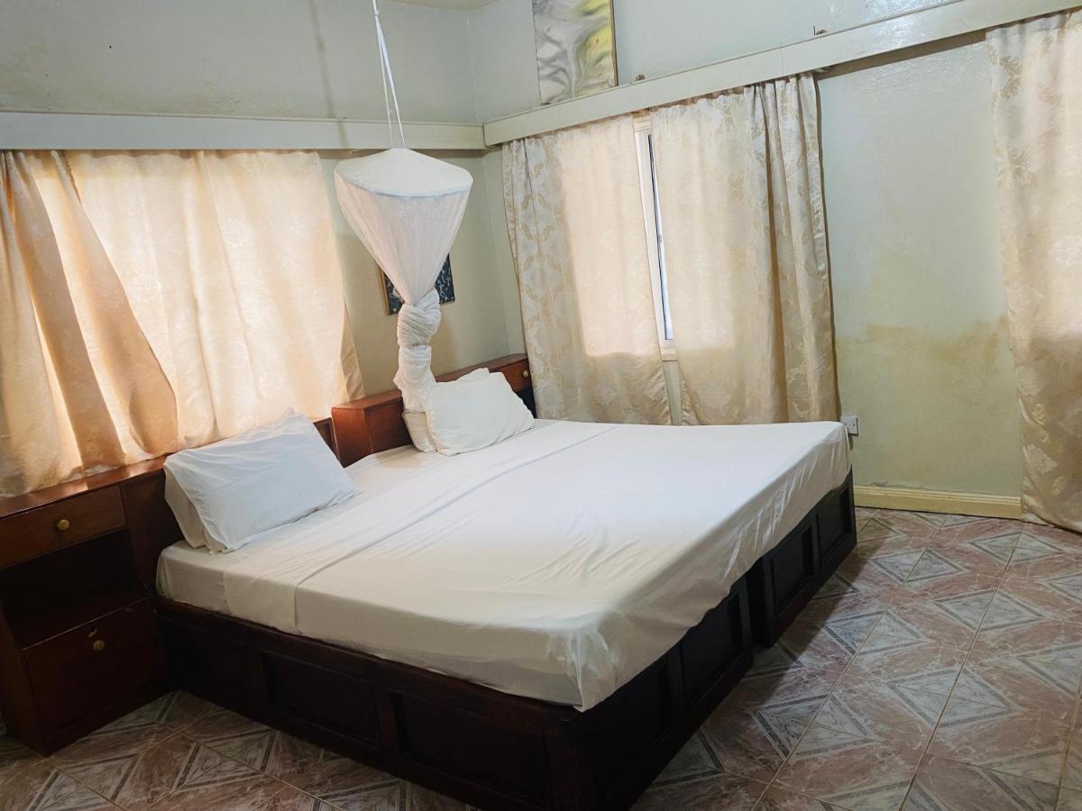 One World Village Guesthouse Bakau Bagian luar foto