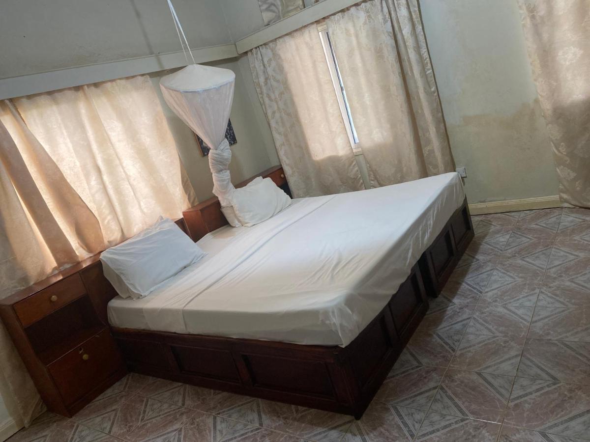 One World Village Guesthouse Bakau Bagian luar foto